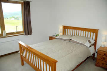 Loch Dubh Bed and Breakfast Double Room 02 - bed and window
