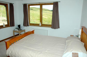 Loch Dubh Bed and Breakfast Double Room 02 - bed and windows