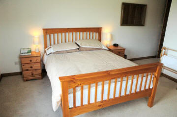 Loch Dubh Bed and Breakfast Double Room 02 - bed